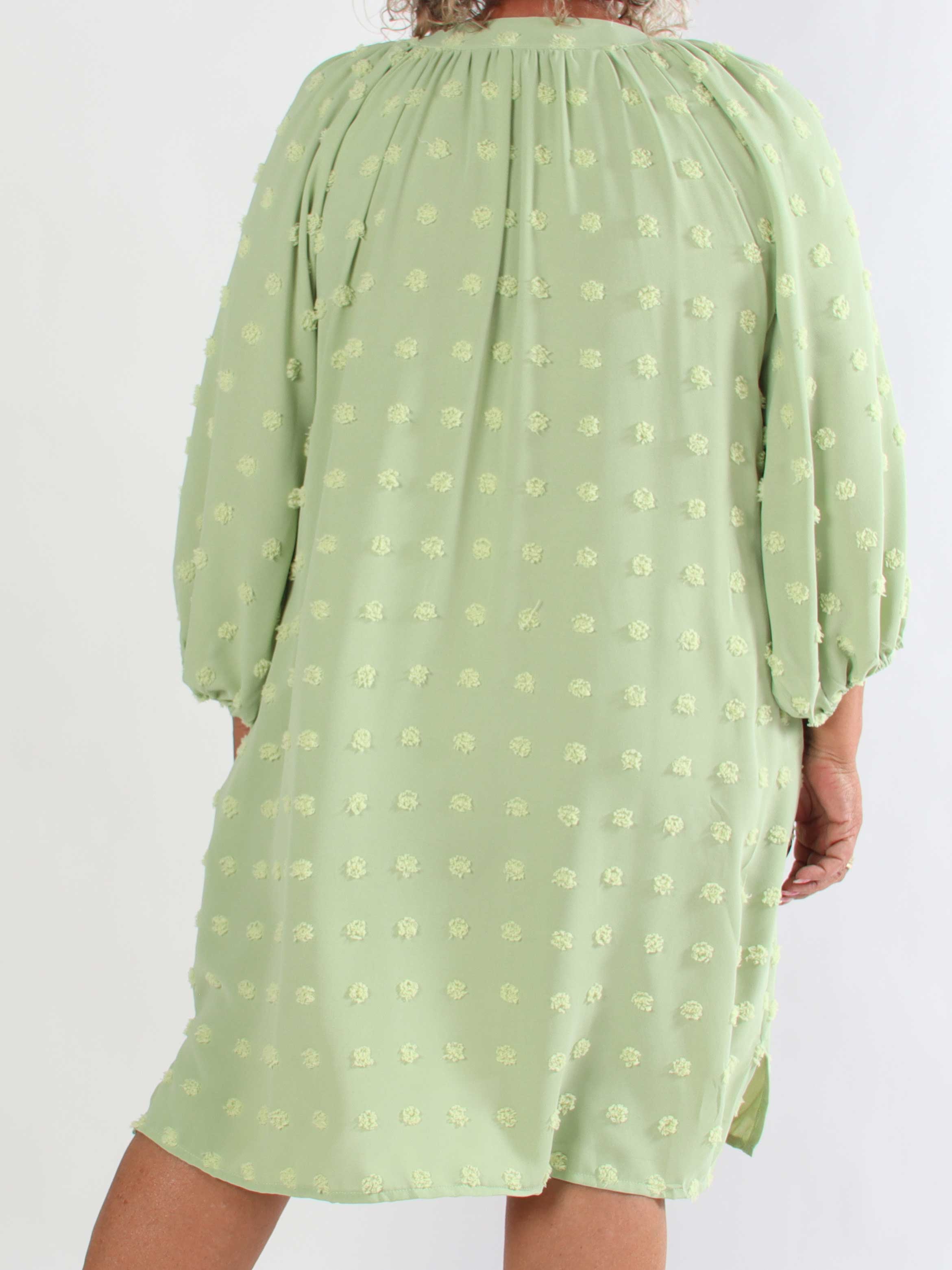 Amidala Romantic - Plus size klänning i viskos med vackra ballongärmar och prickiga detaljer